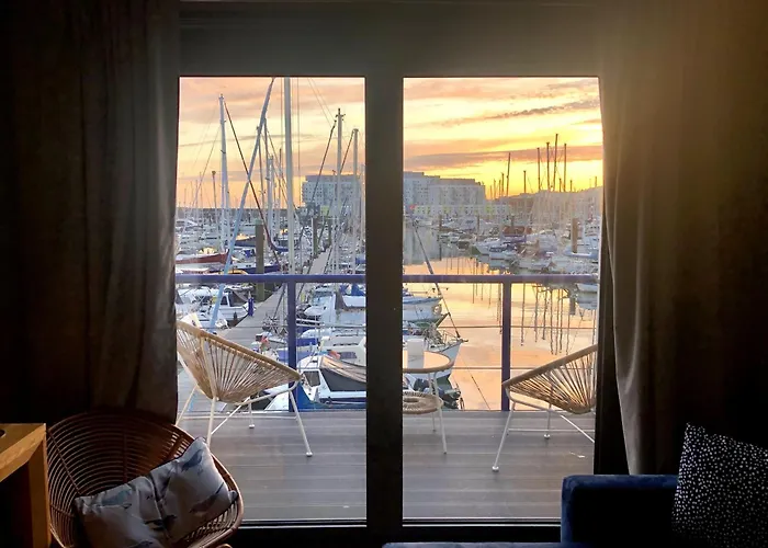 Brighton Water Cabin At The Marina, Free Parking By My Getaways