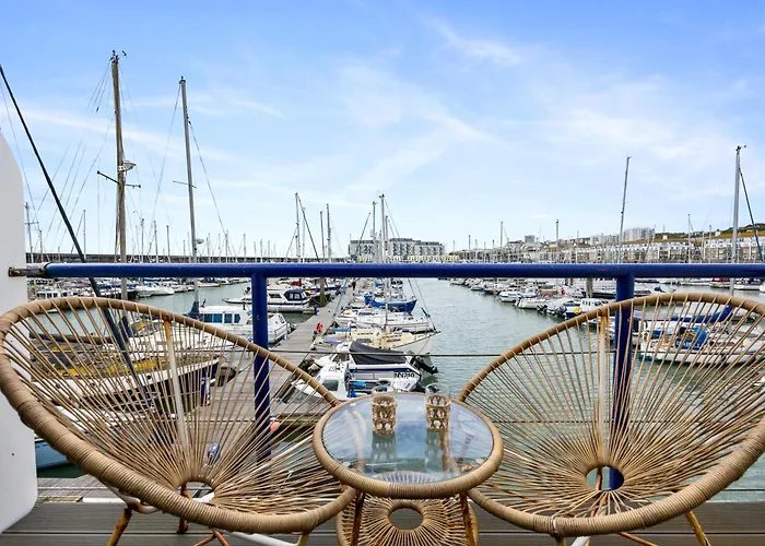Brighton Water Cabin At The Marina, Free Parking By My Getaways